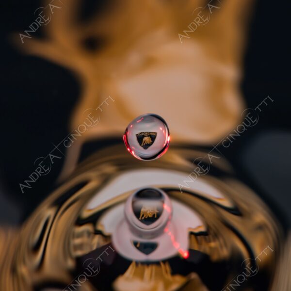 macro photography goccia gocce d'acqua water drop drops high speed sync riflessi reflections splash colori colours bounce bouncing marchio logo lamborghini