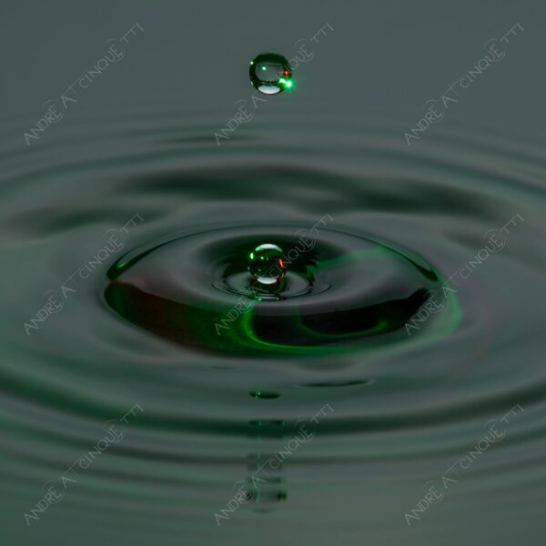 macro photography goccia gocce d'acqua water drop drops droplet droplets high speed sync studio photography riflessi reflections splash colori colours bounce bouncing