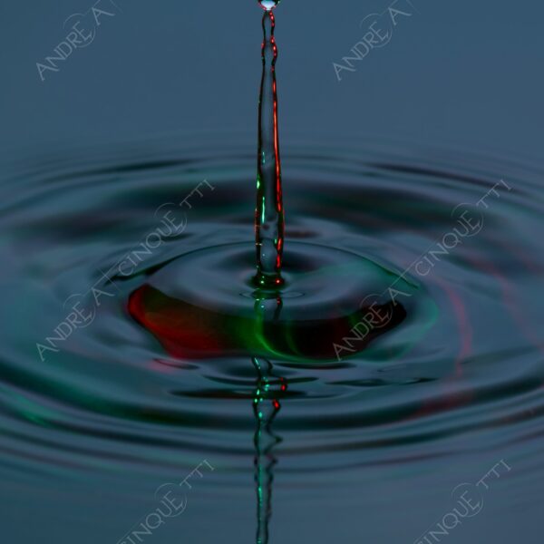 macro photography goccia gocce d'acqua water drop drops droplet droplets high speed sync studio photography riflessi reflections splash colori colours bounce bouncing