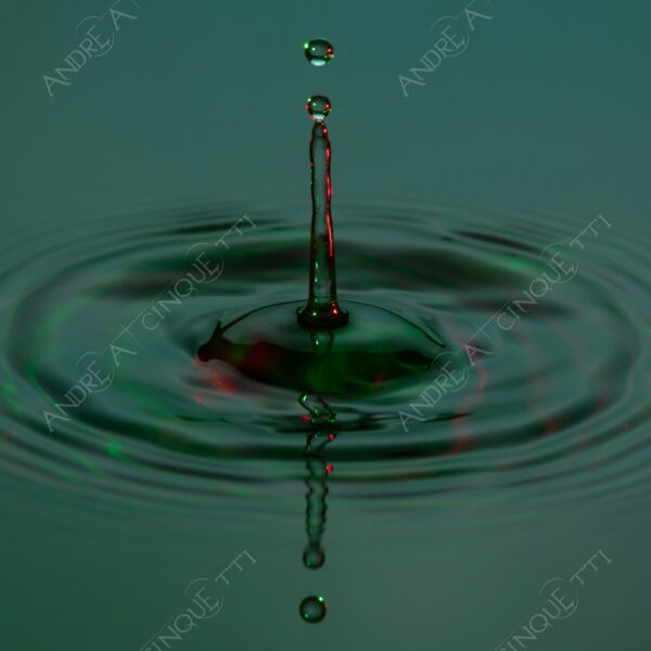 macro photography goccia gocce d'acqua water drop drops droplet droplets high speed sync studio photography riflessi reflections splash colori colours bounce bouncing