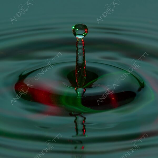 macro photography goccia gocce d'acqua water drop drops droplet droplets high speed sync studio photography riflessi reflections splash colori colours bounce bouncing