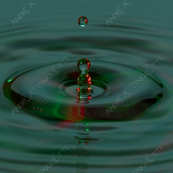 macro photography goccia gocce d'acqua water drop drops droplet droplets high speed sync studio photography riflessi reflections splash colori colours bounce bouncing