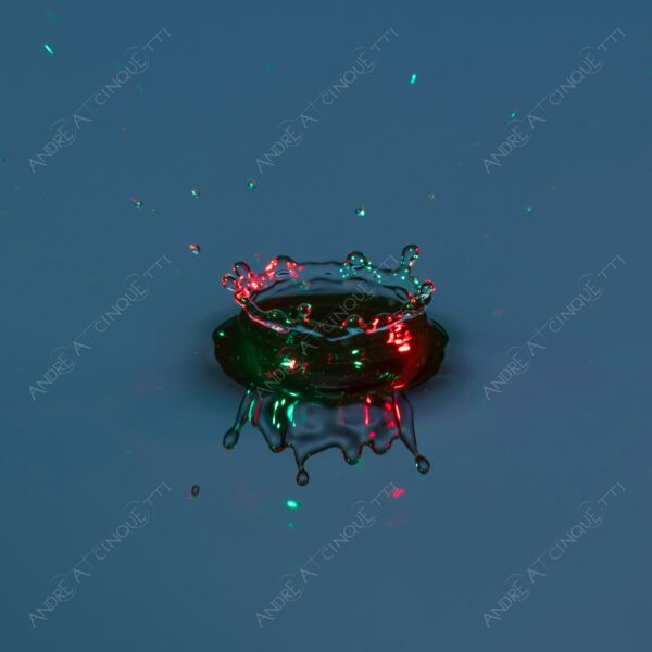 macro photography goccia gocce d'acqua water drop drops droplet droplets high speed sync studio photography riflessi reflections splash colori colours bounce bouncing