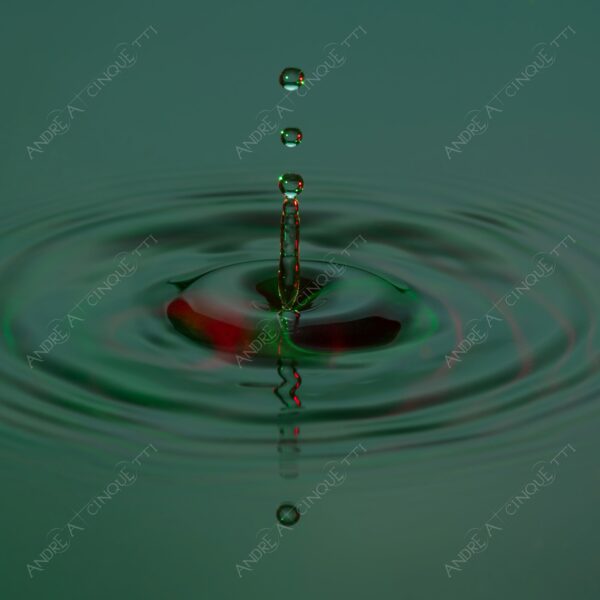 macro photography goccia gocce d'acqua water drop drops droplet droplets high speed sync studio photography riflessi reflections splash colori colours bounce bouncing