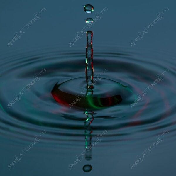 macro photography goccia gocce d'acqua water drop drops droplet droplets high speed sync studio photography riflessi reflections splash colori colours bounce bouncing