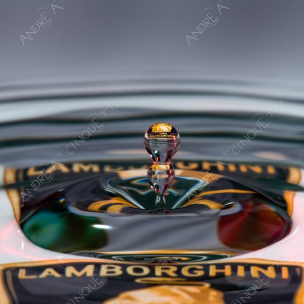 macro photography goccia gocce d'acqua water drop drops high speed sync riflessi reflections splash colori colours bounce bouncing marchio logo lamborghini bandiera flag italia italy tricolore