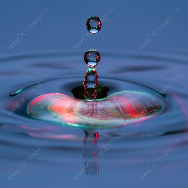 macro photography goccia gocce d'acqua water drop drops droplet droplets high speed sync studio photography riflessi reflections splash colori colours bounce bouncing moneta coin euro