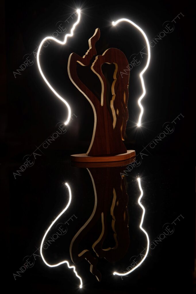 still life studio photography opera d'arte artwork legno wood ombra shadow prfilo silhouette riflessi reflections specchio mirror amanti lovers lunga esposizione long exposure led