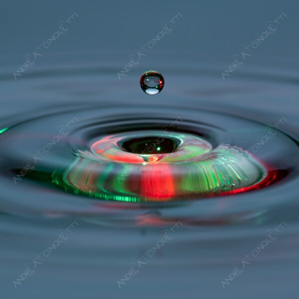 macro photography goccia gocce d'acqua water drop drops droplet droplets high speed sync studio photography riflessi reflections splash colori colours bounce bouncing moneta coin euro