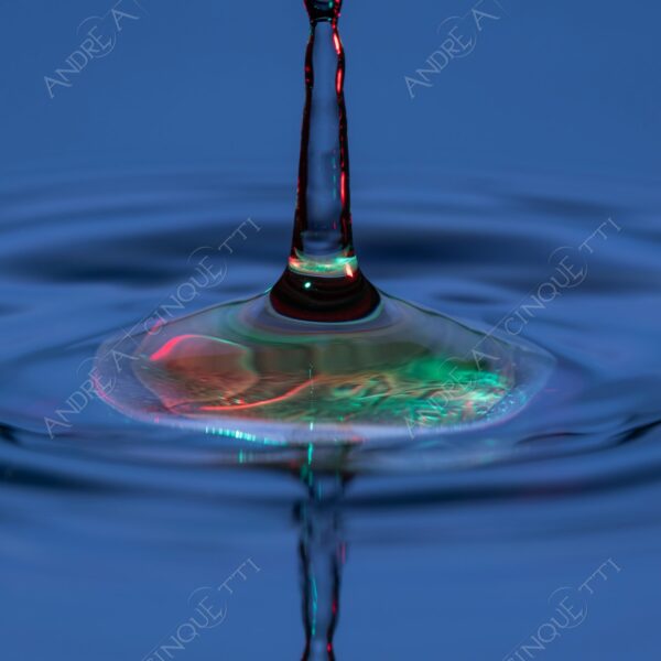 macro photography goccia gocce d'acqua water drop drops droplet droplets high speed sync studio photography riflessi reflections splash colori colours bounce bouncing moneta coin euro