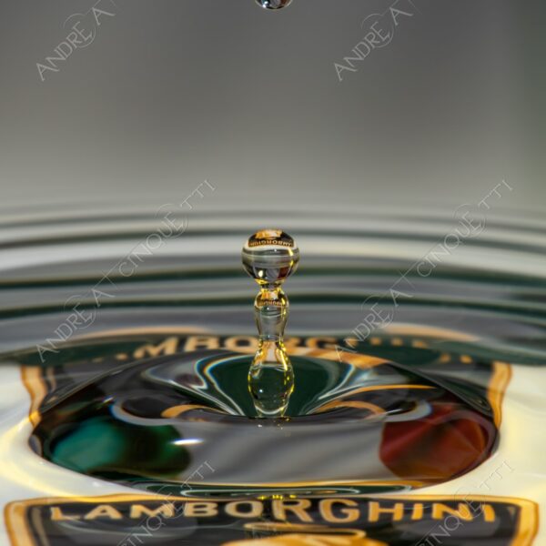 macro photography goccia gocce d'acqua water drop drops high speed sync riflessi reflections splash colori colours bounce bouncing marchio logo lamborghini bandiera flag italia italy tricolore