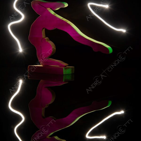 still life studio photography opera d'arte artwork legno wood ombra shadow prfilo silhouette riflessi reflections specchio mirror ginnasta gymnast ballerina dancer lunga esposizione long exposure