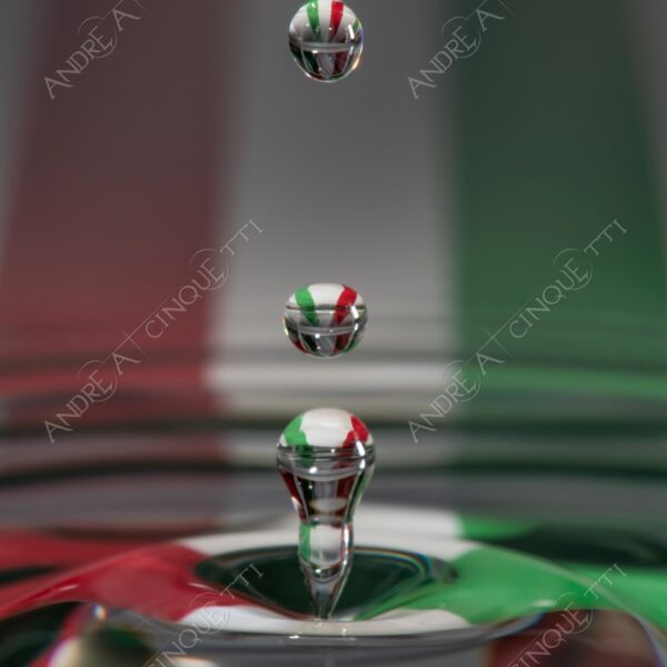 macro photography goccia gocce d'acqua water drop drops high speed sync riflessi reflections splash colori colours bounce bouncing bandiera flag italia italy tricolore