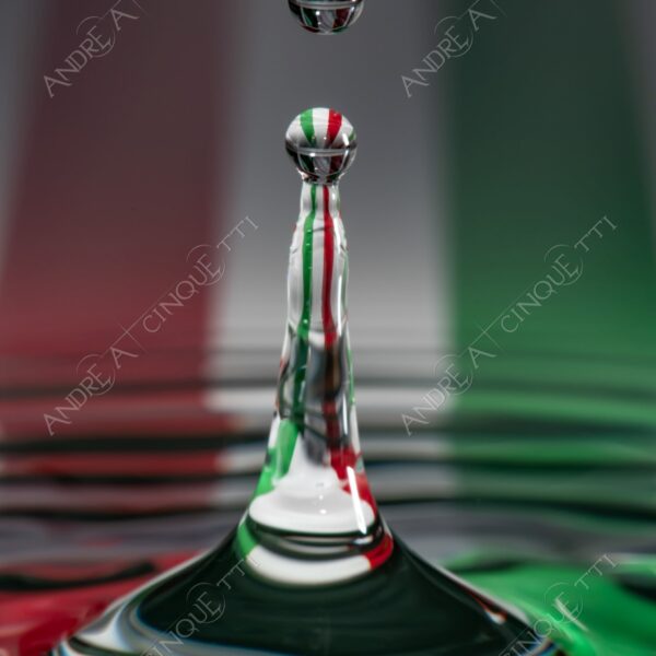 macro photography goccia gocce d'acqua water drop drops high speed sync riflessi reflections splash colori colours bounce bouncing bandiera flag italia italy tricolore