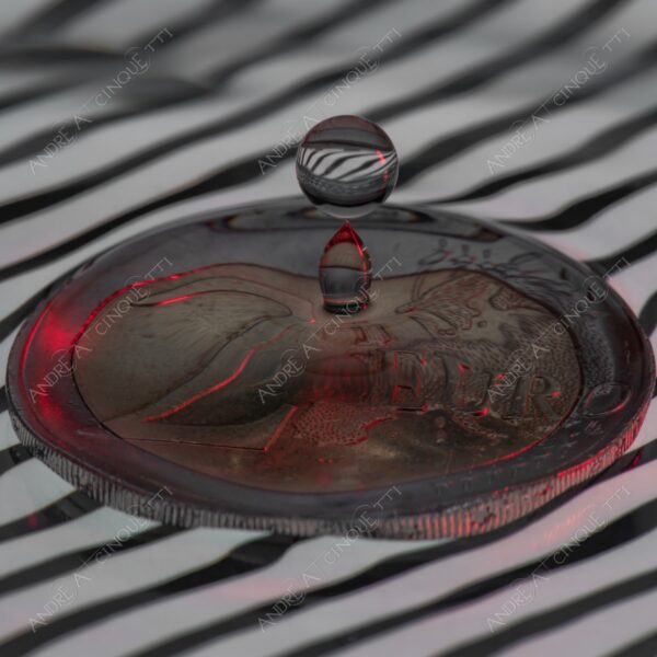 macro photography goccia gocce d'acqua water drop drops high speed sync riflessi reflections splash colori colours bounce bouncing pattern strisce stripes moneta coin euro