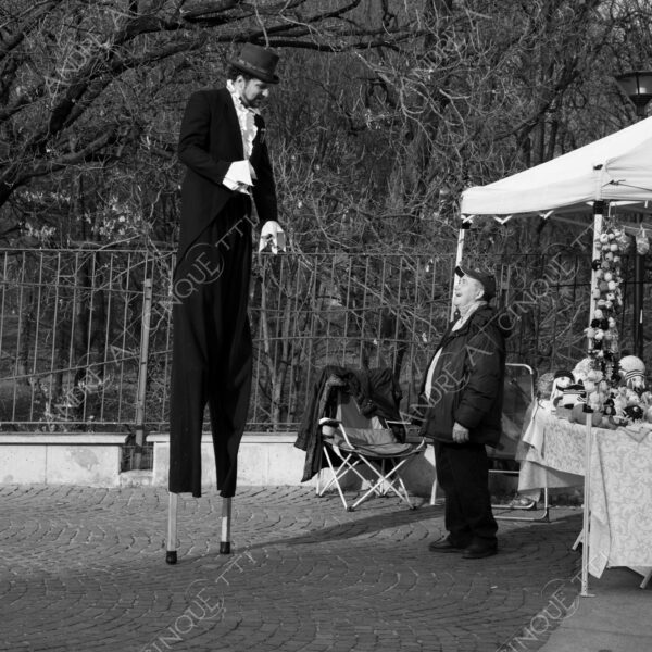 lodi street photography fotografia di strada bianco e nero black and white piazza square artista di strada street artist
