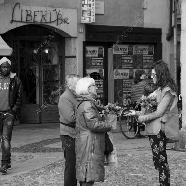 lodi street photography fotografia di strada bianco e nero black and white piazza square