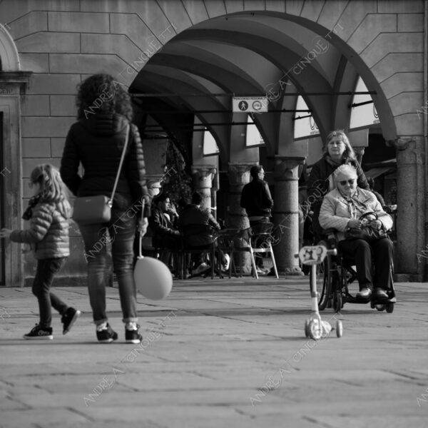 lodi street photography fotografia di strada bianco e nero black and white piazza square