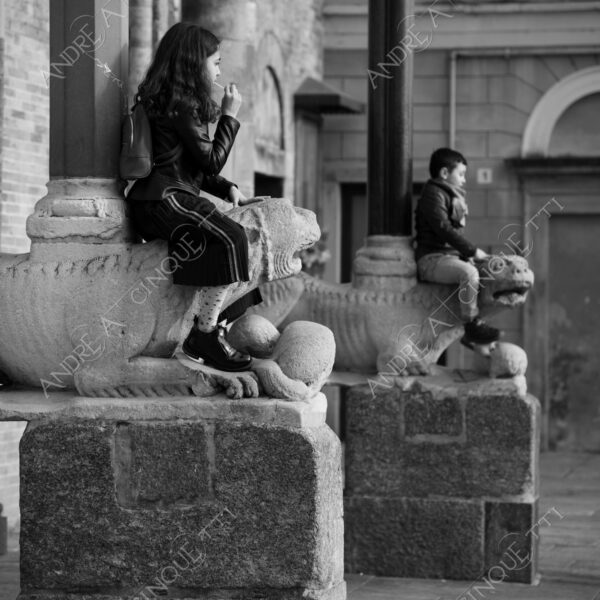 lodi street photography fotografia di strada bianco e nero black and white piazza square