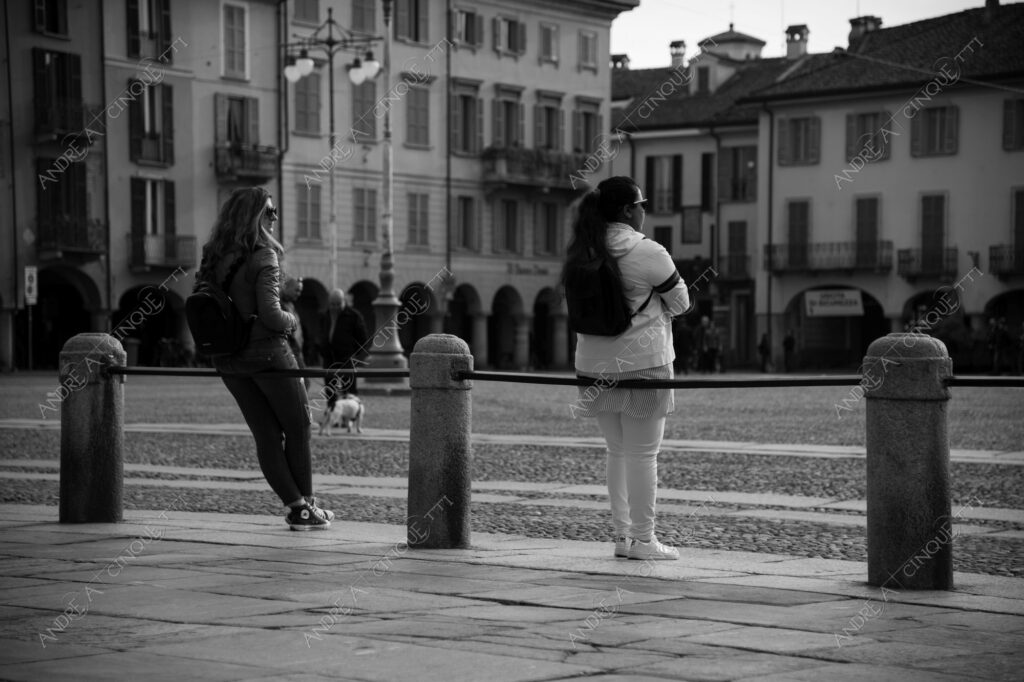 lodi street photography fotografia di strada bianco e nero black and white piazza square donna woman aspettare waiting