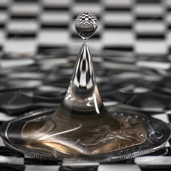 macro photography goccia gocce d'acqua water drop drops high speed sync riflessi reflections splash colori colours bounce bouncing pattern scacchi chess moneta coin euro