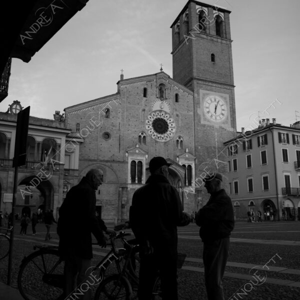 lodi street photography fotografia di strada bianco e nero black and white piazza square bicycle bicicletta