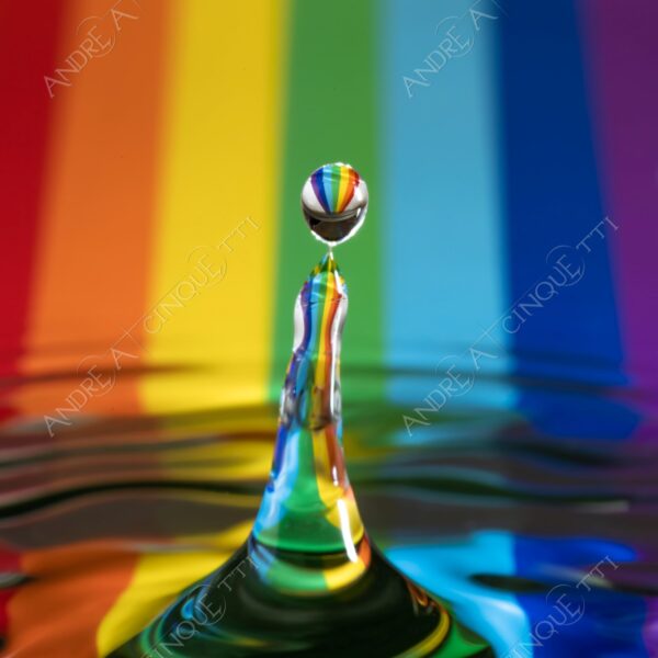 macro photography goccia gocce d'acqua water drop drops high speed sync riflessi reflections splash colori colours bounce bouncing pattern scacchi strisce arcobaleno stripes rainbow lgbtq+