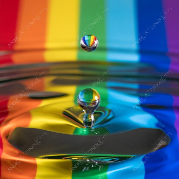 macro photography goccia gocce d'acqua water drop drops high speed sync riflessi reflections splash colori colours bounce bouncing pattern scacchi strisce arcobaleno stripes rainbow lgbtq+