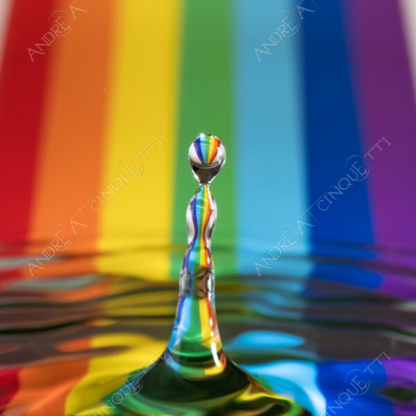 macro photography goccia gocce d'acqua water drop drops high speed sync riflessi reflections splash colori colours bounce bouncing pattern scacchi strisce arcobaleno stripes rainbow lgbtq+