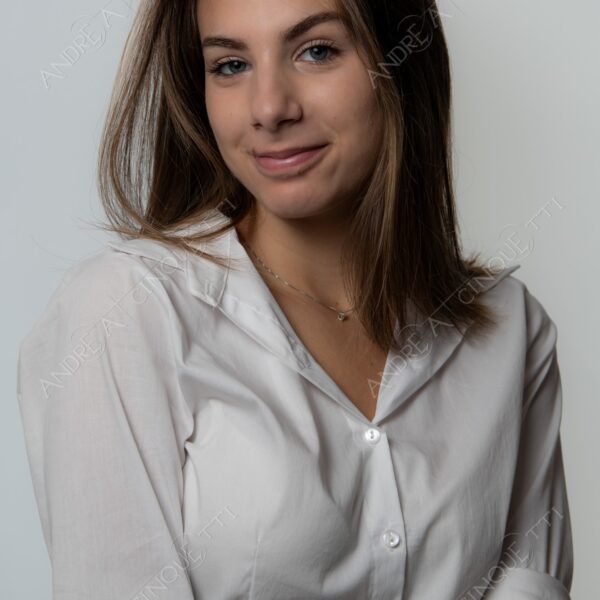 modella model fashion donna woman fotoshooting photoshoot servizio fotografico contrasto contrastato contrast contrasted chiaro scuro light dark ombre shadows ritratto portrait studio photography ragazza teen