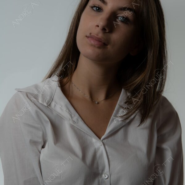 modella model fashion donna woman fotoshooting photoshoot servizio fotografico contrasto contrastato contrast contrasted chiaro scuro light dark ombre shadows ritratto portrait studio photography ragazza teen