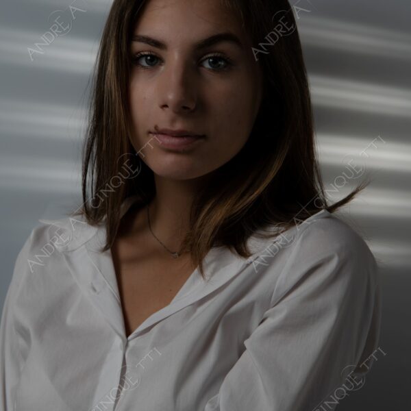 modella model fashion donna woman fotoshooting photoshoot servizio fotografico contrasto contrastato contrast contrasted chiaro scuro light dark ombre shadows ritratto portrait studio photography ragazza teen