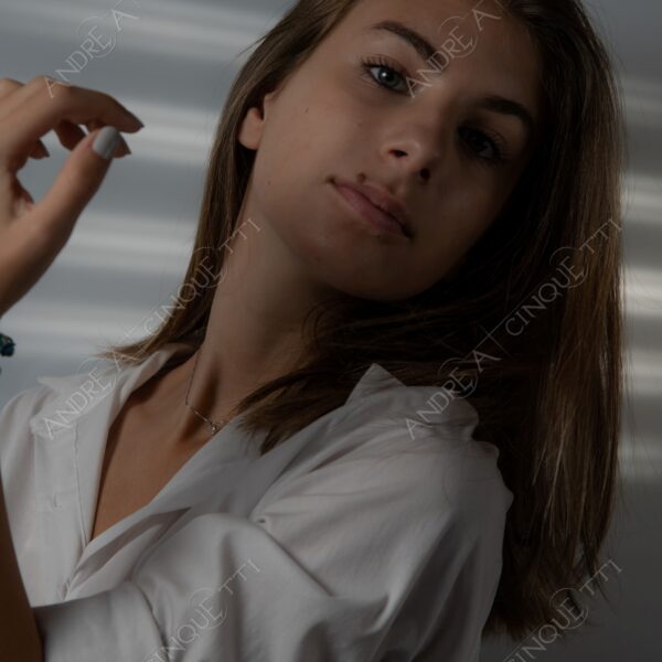 modella model fashion donna woman fotoshooting photoshoot servizio fotografico contrasto contrastato contrast contrasted chiaro scuro light dark ombre shadows ritratto portrait studio photography ragazza teen