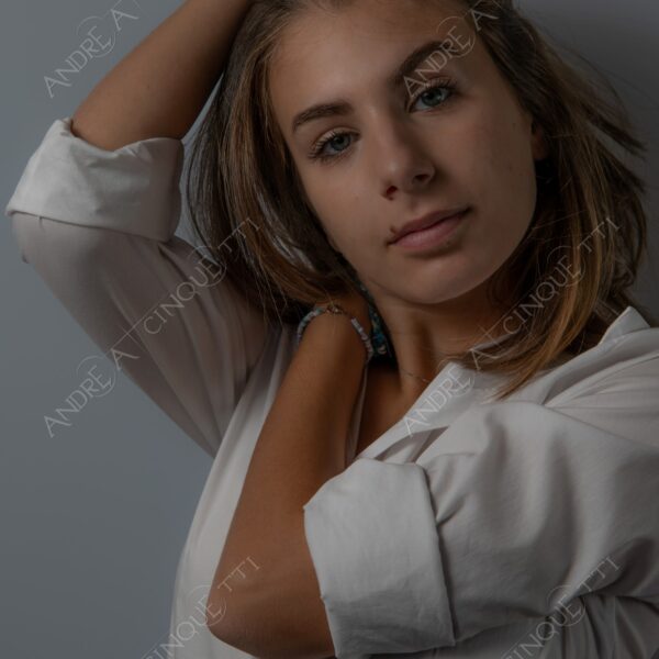 modella model fashion donna woman fotoshooting photoshoot servizio fotografico contrasto contrastato contrast contrasted chiaro scuro light dark ombre shadows ritratto portrait studio photography ragazza teen