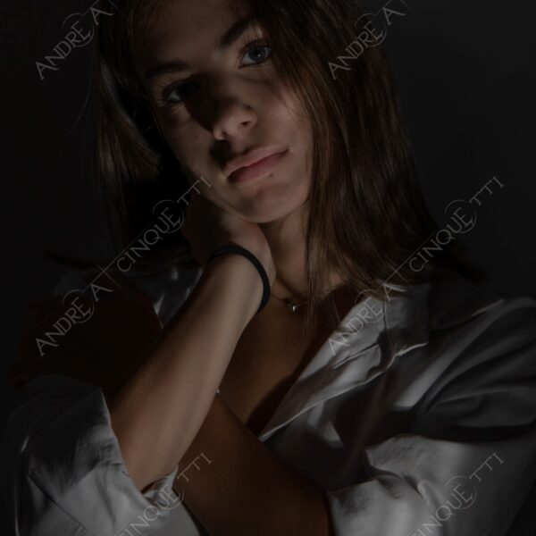 modella model fashion donna woman fotoshooting photoshoot servizio fotografico contrasto contrastato contrast contrasted chiaro scuro light dark ombre shadows ritratto portrait studio photography ragazza teen