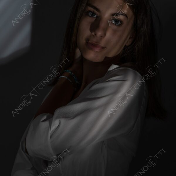 modella model fashion donna woman fotoshooting photoshoot servizio fotografico contrasto contrastato contrast contrasted chiaro scuro light dark ombre shadows ritratto portrait studio photography ragazza teen