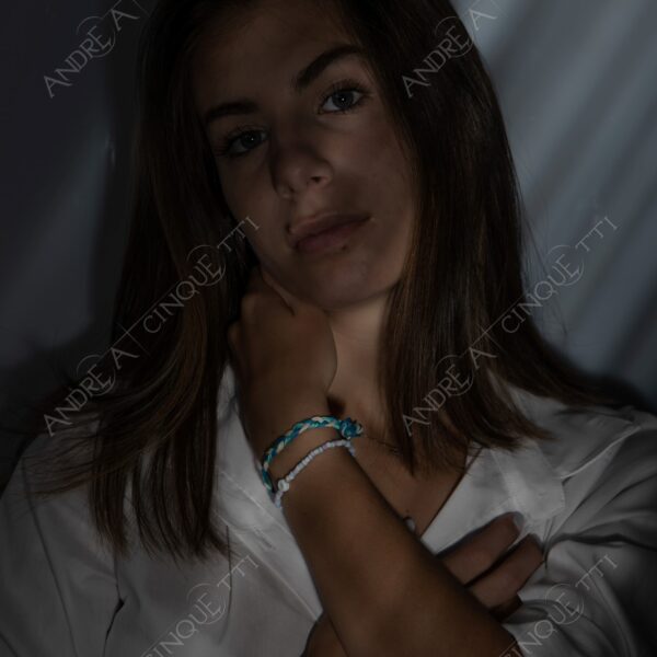 modella model fashion donna woman fotoshooting photoshoot servizio fotografico contrasto contrastato contrast contrasted chiaro scuro light dark ombre shadows ritratto portrait studio photography ragazza teen