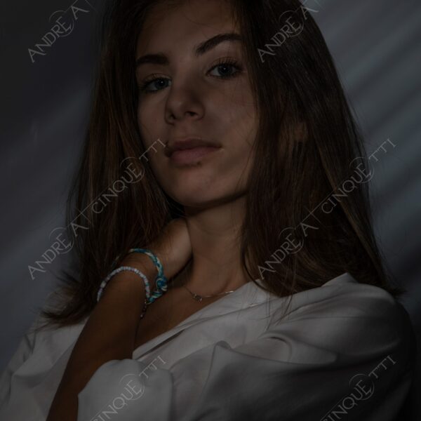modella model fashion donna woman fotoshooting photoshoot servizio fotografico contrasto contrastato contrast contrasted chiaro scuro light dark ombre shadows ritratto portrait studio photography ragazza teen
