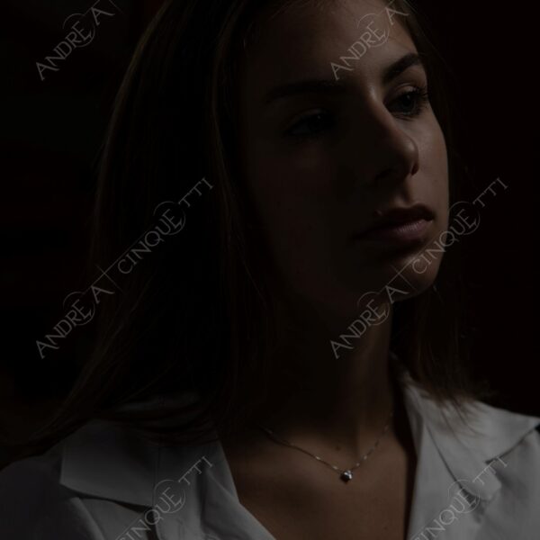 modella model fashion donna woman fotoshooting photoshoot servizio fotografico contrasto contrastato contrast contrasted chiaro scuro light dark ombre shadows ritratto portrait studio photography ragazza teen