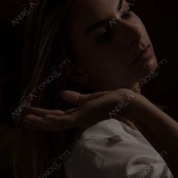 modella model fashion donna woman fotoshooting photoshoot servizio fotografico contrasto contrastato contrast contrasted chiaro scuro light dark ombre shadows ritratto portrait studio photography ragazza teen