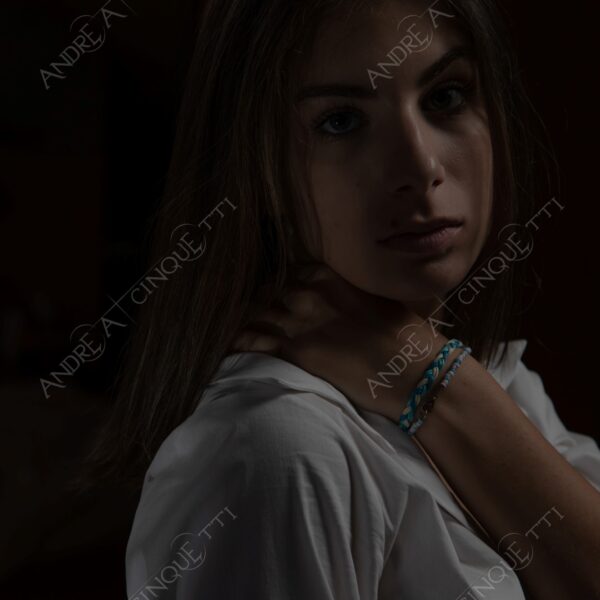 modella model fashion donna woman fotoshooting photoshoot servizio fotografico contrasto contrastato contrast contrasted chiaro scuro light dark ombre shadows ritratto portrait studio photography ragazza teen
