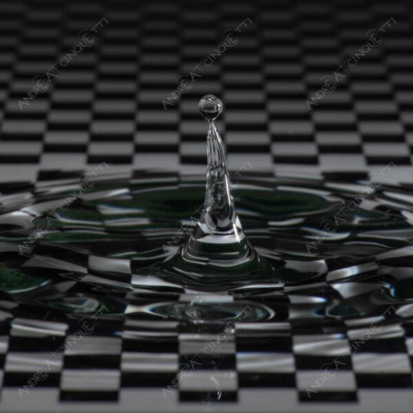 macro photography goccia gocce d'acqua water drop drops high speed sync riflessi reflections splash colori colours bounce bouncing pattern scacchi