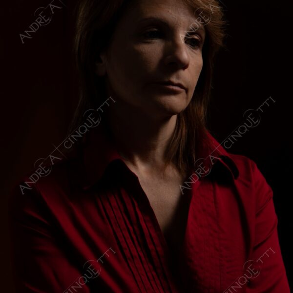 modella model fashion donna woman fotoshooting photoshoot servizio fotografico contrasto contrastato contrast contrasted chiaro scuro light dark ombre shadows ritratto portrait studio photography