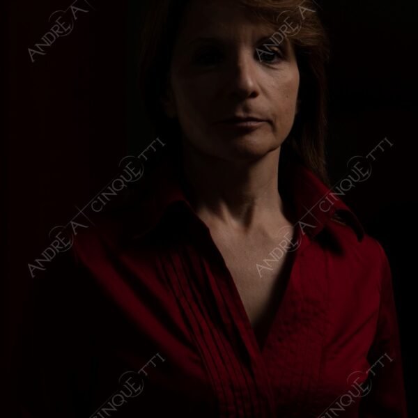 modella model fashion donna woman fotoshooting photoshoot servizio fotografico contrasto contrastato contrast contrasted chiaro scuro light dark ombre shadows ritratto portrait studio photography