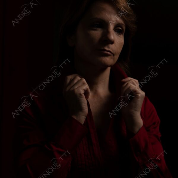 modella model fashion donna woman fotoshooting photoshoot servizio fotografico contrasto contrastato contrast contrasted chiaro scuro light dark ombre shadows ritratto portrait studio photography