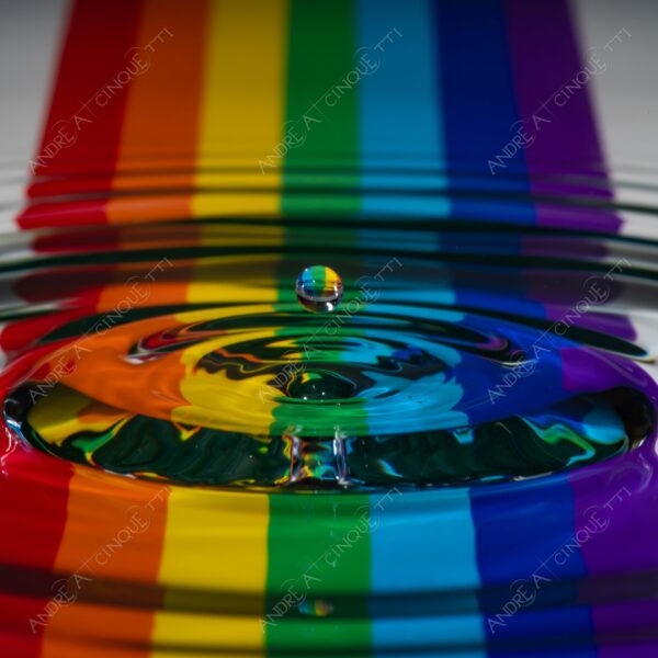 macro photography goccia gocce d'acqua water drop drops high speed sync riflessi reflections splash colori colours bounce bouncing pattern scacchi strisce arcobaleno stripes rainbow lgbtq+