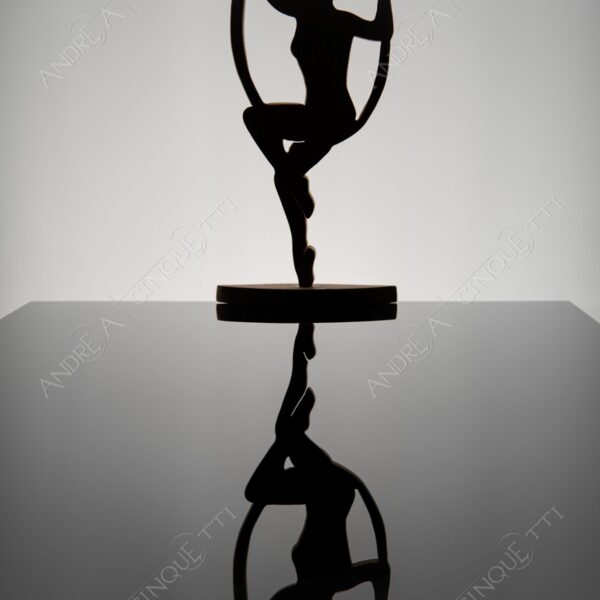 still life studio photography opera d'arte artwork legno wood ombra shadow prfilo silhouette riflessi reflections specchio mirror ginnasta gymnast ballerina dancer cerchio circle hula hoop