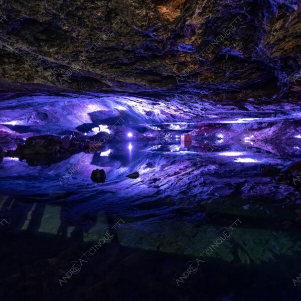 austria hallstat grotta cave lago lake loch pond stagno riflessi reflections mirror specchio