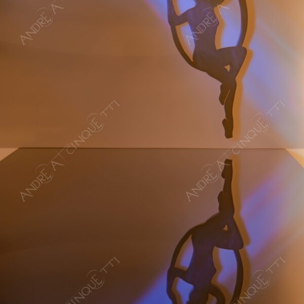 still life studio photography opera d'arte artwork legno wood ombra shadow prfilo silhouette riflessi reflections specchio mirror ginnasta gymnast ballerina dancer cerchio circle hula hoop altalena swing lunga esposizione long exposure