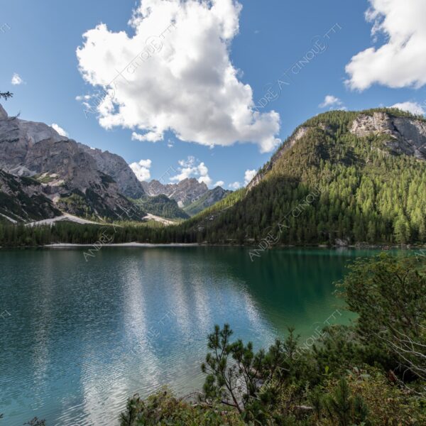 Lago di Braies lago lake smeraldo emeraldo ali alps alpino montagne mountains dolomiti bosco woods riflessi reflections nuvole clouds sole sun